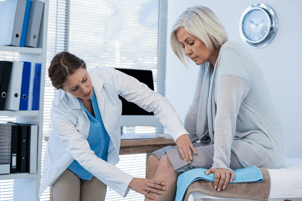 Arthrosisban szenvedő, terápiára szoruló beteget orvos vizsgál meg